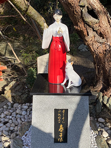 春子姫と白狐の像