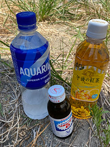 冷たいペットボトルや健康ドリンク